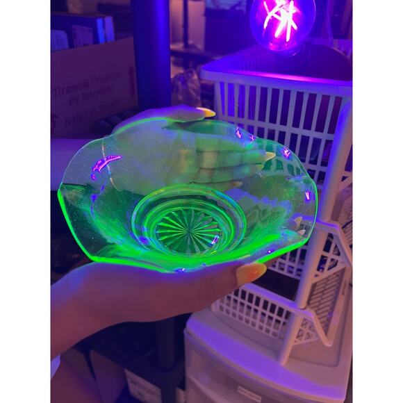 VTG Uranium Ruffle Serving Bowl Green Vaseline Glow Depression Glass. 8.5 in - Picture 7 of 11